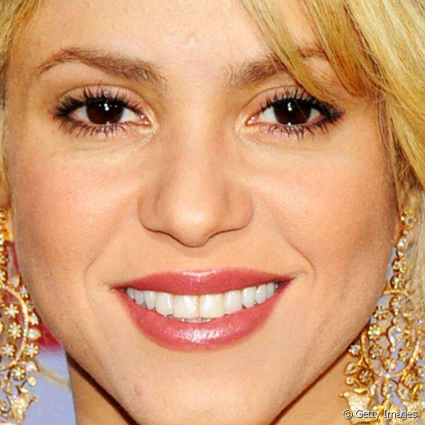 Shakira gosta de real?ar os olhos com da m?scara de c?lios, como mostrou no Latin GRAMMY Awards